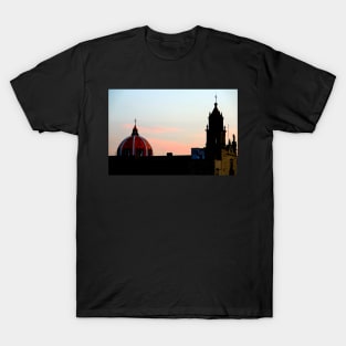 Coucher de soleil sur l'église de Guadalajara T-Shirt